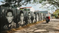 Deretan wajah pahlawan dan tokoh nasional menghiasi sudut kampung ini, seperti Ki Hajar Dewantara, Gus Dur, Soekarno, Muhammad Hatta dan sederet tokoh lainnya.
