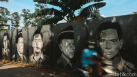 Mural bertema pahlawan nasional ini dilukis atas inisiatif pihak sekolah SMA Negeri 10 Tangerang.