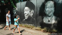 Tak sedikit warga yang lewat melambatkan lajunya untuk mengamati mural ini. Menebak-nebak siapa sosok pahlawan yang ada di mural tersebut.