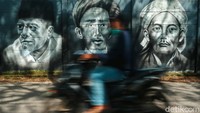 Mural bergambar wajah pahlawan nasional terpampang di kawasan Kampung Sasak, Cipondoh, Kota Tangerang, Selasa (9/11/2021).