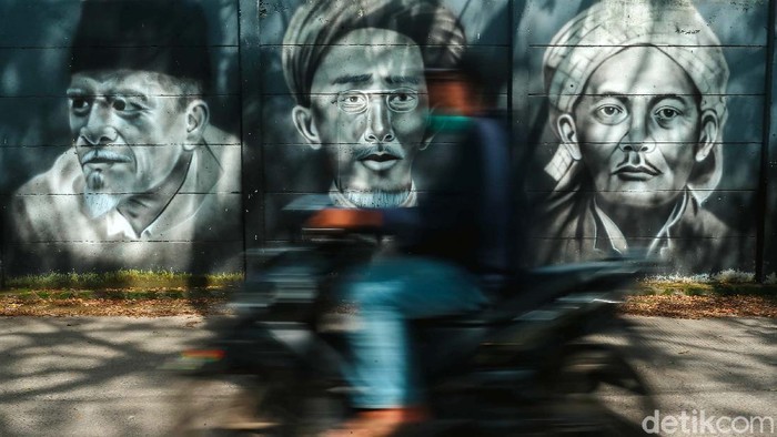 Mural Pahlawan Nasional Mejeng di Tembok Jalan Tangerang Mural bergambar tokoh dan pahlawan nasional mejeng di Cipondoh, Tangerang. Mural ini dilukis atas inisiatif SMA Negeri 10 Tangerang.