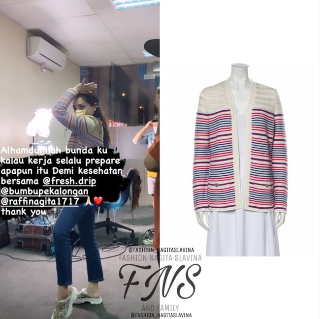 Terlihat mengenakan outfit sederhana, siapa sangka jika cardigan garis-garis yang dikenakan oleh Nagita Slavina ini berharga puluhan juta. Dilansir dari Instagram @fashion_nagitaslavina, cardigan tersebut berasal dari merek Chanel. Striped Cardigan itu dibanderol dengan harga sekitar Rp 56,5 juta. Foto: Instagram/@fashion_nagitaslavina