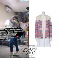 Terlihat mengenakan outfit sederhana, siapa sangka jika cardigan garis-garis yang dikenakan oleh Nagita Slavina ini berharga puluhan juta. Dilansir dari Instagram @fashion_nagitaslavina, cardigan tersebut berasal dari merek Chanel. Striped Cardigan itu dibanderol dengan harga sekitar Rp 56,5 juta. Foto: Instagram/@fashion_nagitaslavina