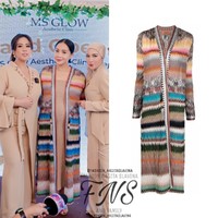 Tampil cantik mengenakan outfit bernuansa coklat, siapa sangka jika harga cardigan yang dikenakan oleh Nagita mencapai puluhan juta. Cardigan bermotif zigzag itu rupanya berasal dari merek Missoni. Elongated Zigzag Cardigan dibanderol dengan harga sekitar Rp 23,3 juta. Foto: Instagram/@fashion_nagitaslavina