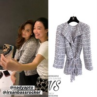 Tak kalah bikin melongo, harga outer yang dikenakan oleh Nagita Slavina ini tak main-main, mencapai Rp 65,4 juta. Outer berwarna abu-abu Tweeted Jacket With Jewelled Belt itu berasal dari merek Chanel. Bagaimana menurutmu penampilan Nagita saat mengenakan pakaian Sultan ini? Foto: Instagram/@fashion_nagitaslavina
