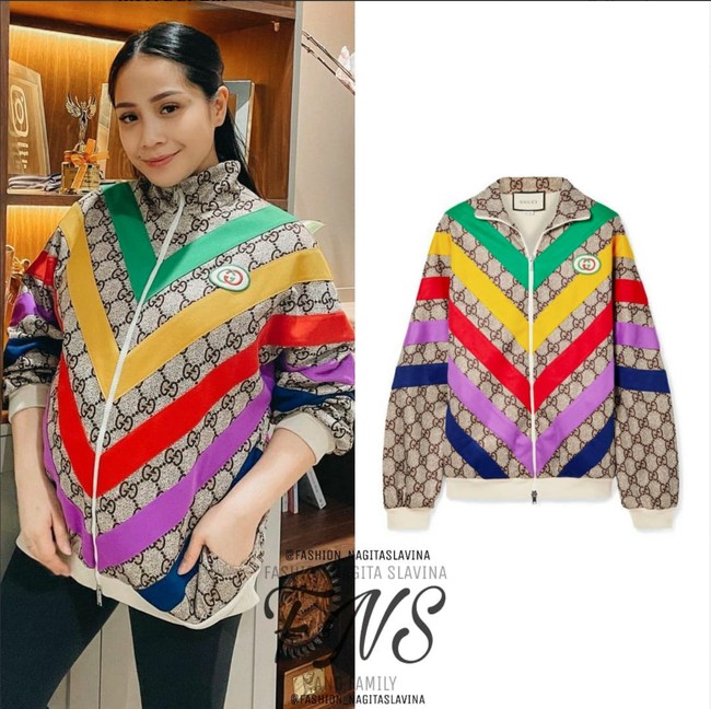 Dalam salah satu kesempatan Nagita Slavina terlihat mengenakan sebuah jaket dengan garis warna-warni. Jaket tersebut rupanya berasal dari merek ternama Gucci. GG Jacquard Rainbow-Applique Track Jacket itu dibanderol dengan harga tak main-main, yaitu sekitar Rp 31 juta. Foto: Instagram/@fashion_nagitaslavina