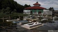 Masjid dan makam ikut terendam banjir rob.
