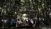 Warga berharap Pemkab Bekasi turut memberikan perhatian di kampung itu.