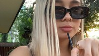 Pakai kaca mata hitam, fashion simpel NIKI ini juga membuat banyak penggemarnya jatuh cinta. Ini momen saat ia menikmati minuman segar di kafe.