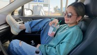 Di hari ulang tahunnya, NIKI mendapat banyak ucapan dan doa dari fans. Ia mengucapkan terima kasih lewat foto OOTD unik sambil menikmati minuman berwarna pink.