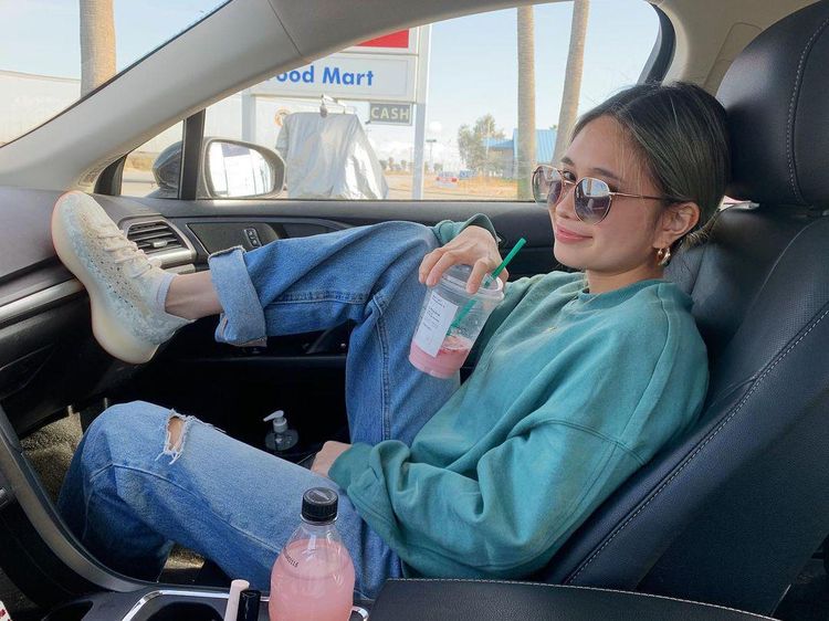 NIKI, Penyanyi Indonesia di AS yang Hobi Pose Cantik Saat Minum