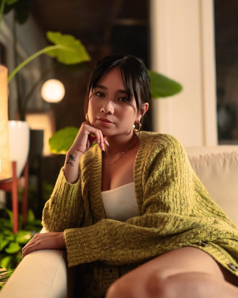 NIKI, Penyanyi Indonesia di AS yang Hobi Pose Cantik Saat Minum