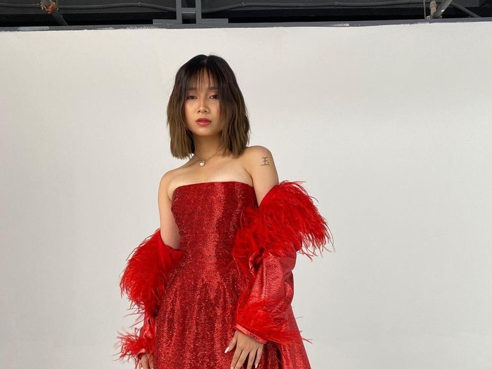 NIKI, Penyanyi Indonesia di AS yang Hobi Pose Cantik Saat Minum