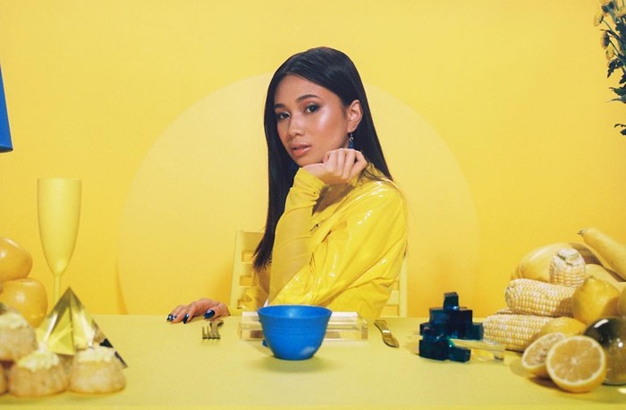 NIKI, Penyanyi Indonesia di AS yang Hobi Pose Cantik Saat Minum