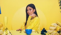 Dalam sebuah pemotretan bertema warna kuning, NIKI berpose dengan makanan dan minuman yang warnanya kuning juga. Mulai dari jagung, pisang, sampai lemon!
