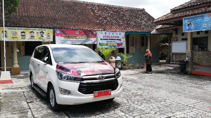 Penampakan mobil dinas Wali Kota Solo Gibran Rakabuming Raka di SDN Nusukan Barat, Banjarsari, Selasa (9/11/2021).