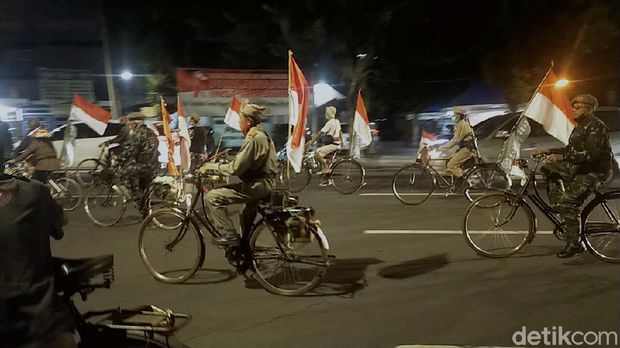 Surabaya merupakan Kota Pahlawan. Di malam Hari Pahlawan, ratusan pencinta sepeda onthel berkumpul di depan DPRD Surabaya.