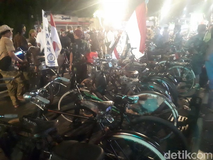 Surabaya merupakan Kota Pahlawan. Di malam Hari Pahlawan, ratusan pencinta sepeda onthel berkumpul di depan DPRD Surabaya.