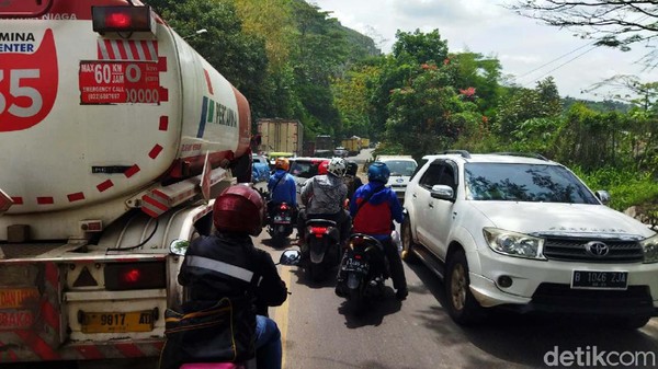 Perbaikan Jalan di Cipatat, Bandung Bikin Macet