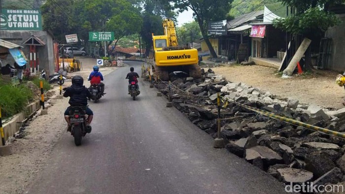 Perbaikan jalan tengah dilakukan di Jalan Gunung Masigit, Cipatat, Kabupaten Bandung Barat (KBB). Akibatnya kemacetan panjang terjadi.