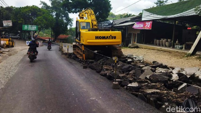 Perbaikan jalan tengah dilakukan di Jalan Gunung Masigit, Cipatat, Kabupaten Bandung Barat (KBB). Akibatnya kemacetan panjang terjadi.