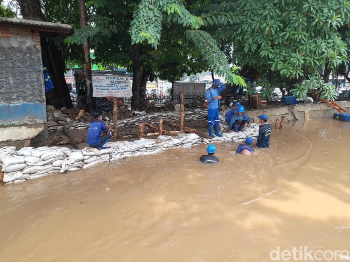 Perbaikan tanggul di pertigaan Hek Kramat Jati, Jakarta Timur, 9 November 2021. (Marteen Ronaldo Pakpahan/detikcom)
