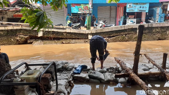 Perbaikan tanggul di pertigaan Hek Kramat Jati, Jakarta Timur, 9 November 2021. (Marteen Ronaldo Pakpahan/detikcom)