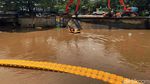 Masuki Musim Penghujan, Petugas Cek Kondisi Sungai Ciliwung