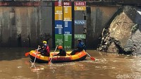 Petugas juga mengecek ketinggian air di Pintu Air Manggarai, Jakarta, Selasa (09/11/2021).