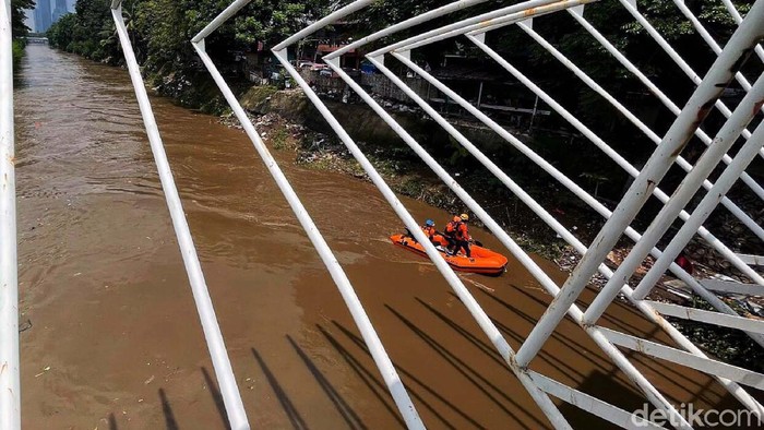 Petugas Badan Penanggulangan Bencana Daerah DKI Jakarta menelusuri Sungai Ciliwung, Jakarta. Hal ini untuk mengecek kondisi sungai dan mengantisipasi banjir.