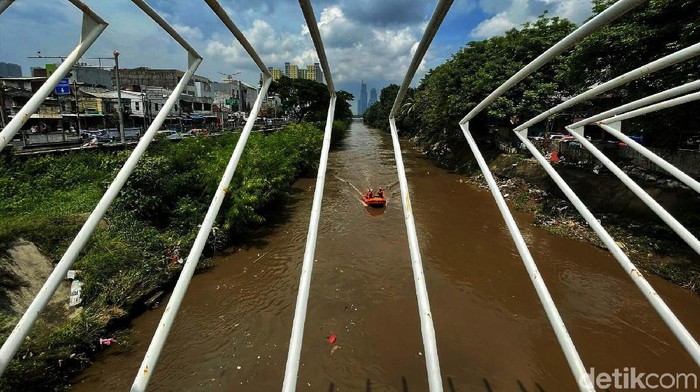 Petugas Badan Penanggulangan Bencana Daerah DKI Jakarta menelusuri Sungai Ciliwung, Jakarta. Hal ini untuk mengecek kondisi sungai dan mengantisipasi banjir.