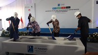 Peletakan batu pertama pabrik Piaggio langsung disaksikan dan dilakukan oleh Menteri Perindustrian Agus Gumiwang bersama dengan Marco Noto La Diega, Managing Director & Country CEO Piaggio Indonesia. Foto: Ridwan/detikOto