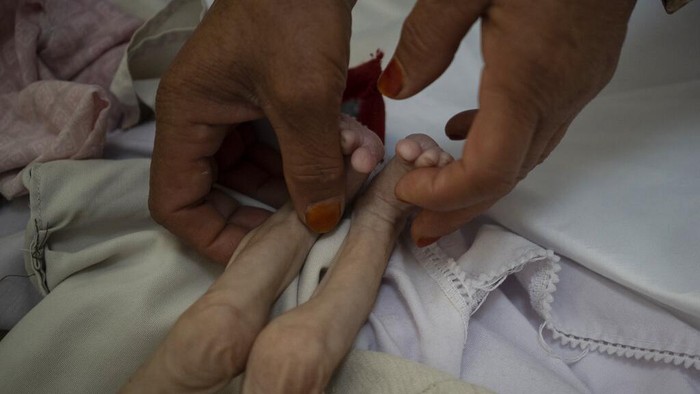 Pilu Anak-anak di Afghanistan Kekurangan Gizi hingga Kelaparan Gizi buruk dan kelaparan masih membayangi anak-anak di Afghanistan. Kasus anak-anak yang alami gizi buruk pun kian bertambah di Afghanistan imbas krisis ekonomi