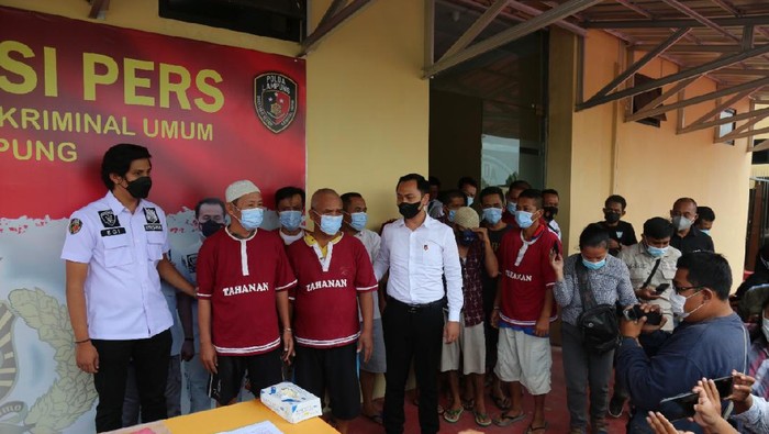 Polda lampung pamerkan 101 pejudi dijaring razia.