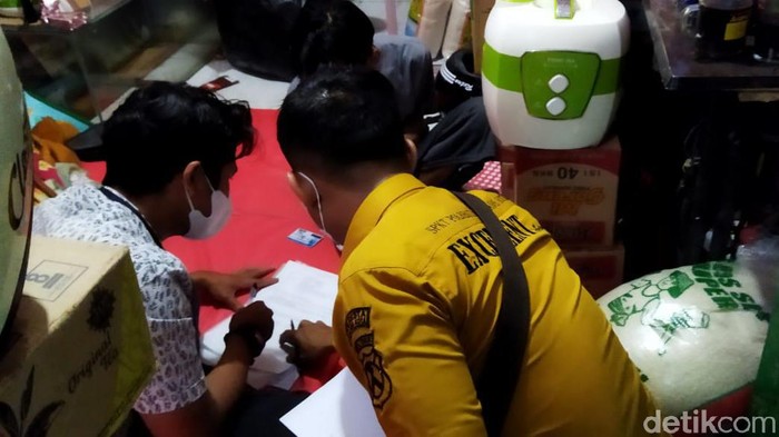 polisi bantu warga mengurus dokumen yang hilang saat banjir bandang