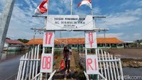 Sekolah yang dibangun sejak tahun 2010 itu kerap diterjang banjir rob setiap tahunnya. Renovasi pun telah dilakukan beberapa kali, namun banjir rob yang kerap menerjang membuat kondisi sekolah itu tampak memprihatinkan.