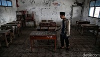Diketahui, sekolah ini menjadi tempat bagi seratus siswa dan siswi mengenyam pendidikan. Namun, kegiatan belajar-mengajar terpaksa diliburkan bila banjir rob merendam area sekolah.