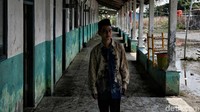 Melihat kondisi sekolah yang memprihatinkan, para guru di sana pun berharap agar bangunan sekolah ini bisa ditinggikan.