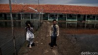 Kondisi bangunan sekolah yang memprihatinkan karena terdampak banjir rob membuat bantuan dari pemerintah untuk melakukan renovasi atau membantu perbaikan sekolah ini sangat dinanti.