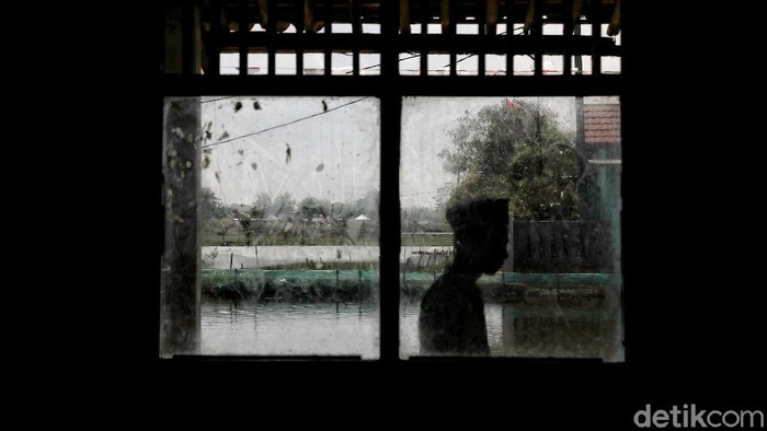 Potret Muram Sekolah di Kabupaten Bekasi yang Terdampak Banjir Rob Kondisi bangunan sekolah di kawasan Babelan, Kabupaten Bekasi, ini memprihatinkan. Dibangun sejak 2010, sekolah ini kerap diterjang banjir rob setiap tahunnya.