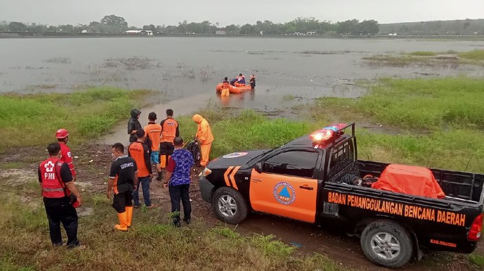 Proses pencarian korban tenggelam di Waduk Botok Sragen