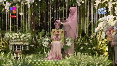 8 Momen Siraman Ria Ricis, Diwarnai Tangis Haru saat Meminta Restu