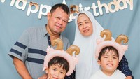Anak-anak Ayus Sabyan dan Ririn Fairus dengan nenek dan kakek mereka. Foto: Instagram Ririe Fairus