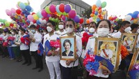 Meski digelar di masa pandemi, perayaan Hari Kemerdekaan Kamboja berlangsung meriah dengan kehadiran balon-balon beraneka warna.