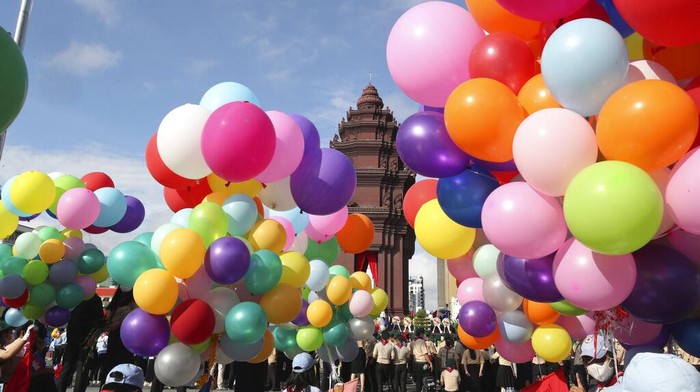 Balon beraneka warna menghiasi kawasan Phnom Penh, Ibu Kota Kamboja. Kehadiran balon-balon itu dalam rangka merayakan Hari Kemerdekaan Kamboja.