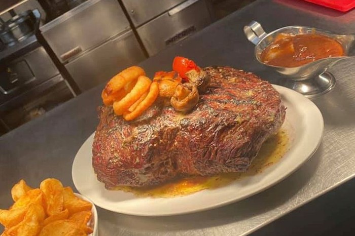 Sanggup Habiskan Steak 2,8 Kg? Porsinya Jumbo, Pakai Kentang Goreng