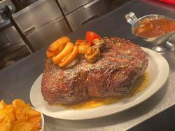 Sanggup Habiskan Steak 2,8 Kg? Porsinya Jumbo, Pakai Kentang Goreng