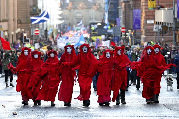 Sederet Kreatifitas Juru Kampanye Perubahan Iklim untuk Mencuri Perhatian Para juru kampanye perubahan iklim dari berbagai organisasi menggelar aksi di Glasgow, Skotlandia. Mereka berusaha tampil menarik dan atraktif untuk menyampaikan pesan ke publik.