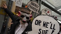 Para aktifis mengenakan jas dan topeng tikus saat melakukan protes di Glasgow (6/11/2021). Mereka mendorong energi yang ramah lingkungan. (AP Photo/Alberto Pezzali)
