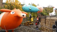 Balon warna-warni digunakan untuk menyampaikan pesan oleh para aktifis, (6/11/2021).  (AP Photo/Alberto Pezzali)